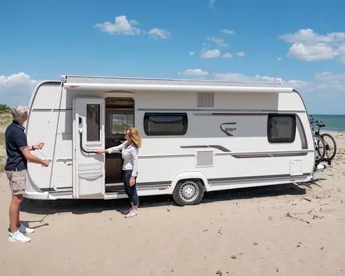 Fiamma F80s Markise am Wohnwagen beim Schließen – einfache Bedienung Caravan Dachmarkise Camping