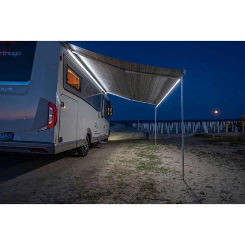 Fiamma Markisenbeleuchtung Kit Strip Awning F80 LED Beleuchtung unter Wohnmobil Markise Nachtaufnahme Camping