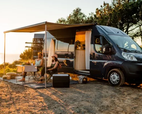 Fiamma F80s Markise 370 cm am Fiat Ducato geöffnet – Camping Wohnmobil Markisenpaket Outdoor Anwendung