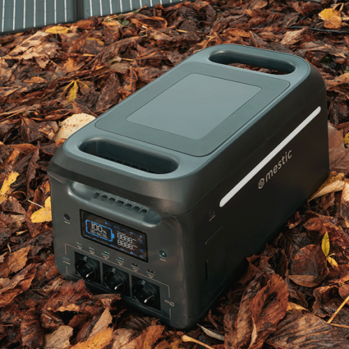 Mestic Power Station MPS-1800 Frontansicht mit Display, USB-Anschlüssen und drei 230V-Steckdosen für mobile Stromversorgung beim Camping