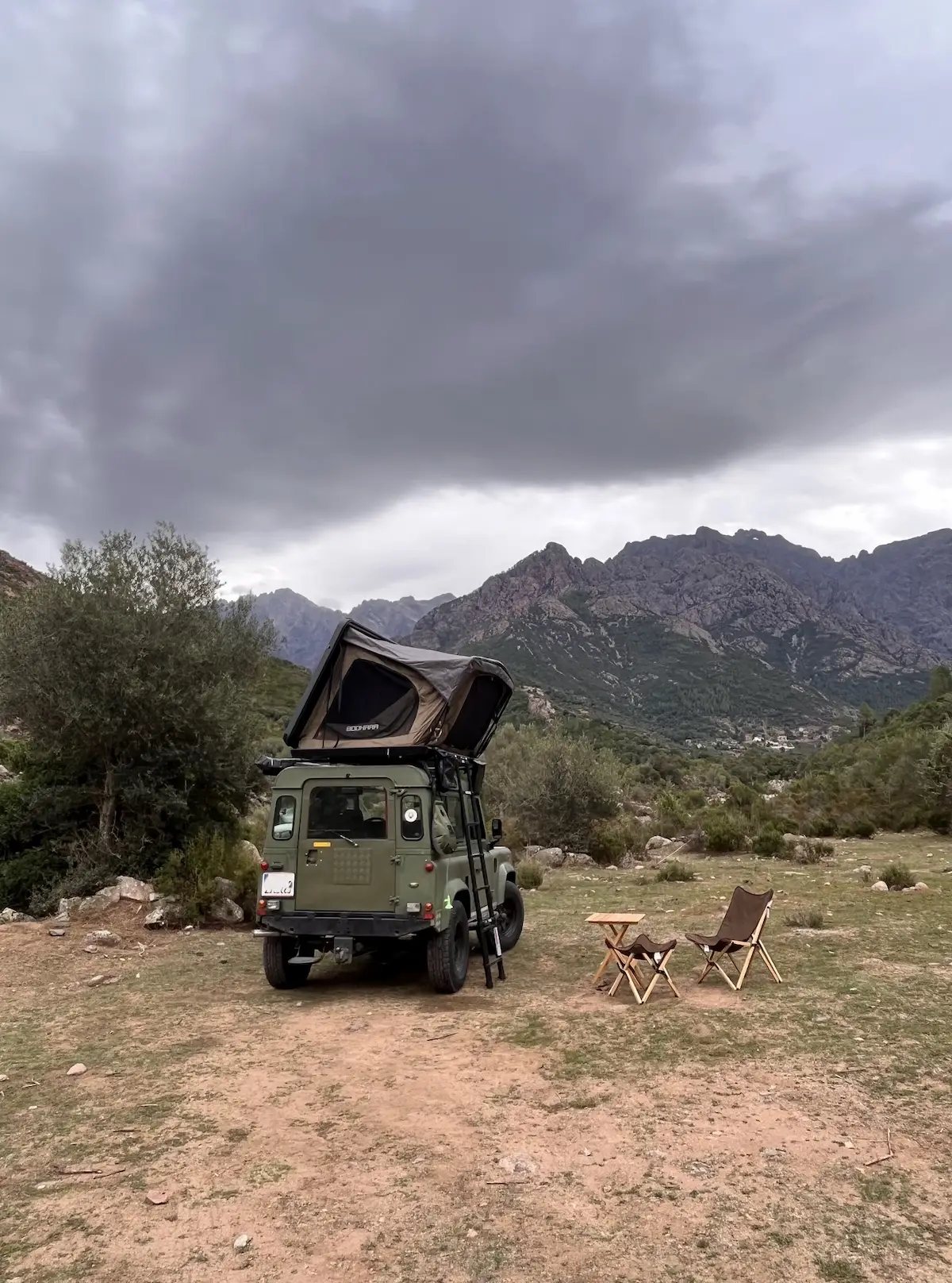 Camping-Setup am Fahrzeug