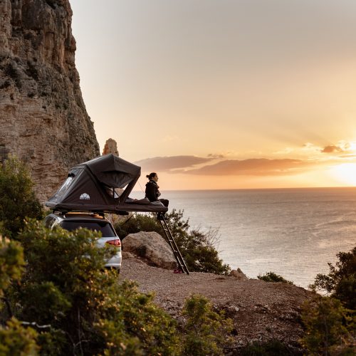 Dachzelt Auto Sonnenaufgang Meer Camping Overlanding Roof Space geöffnet Aussicht