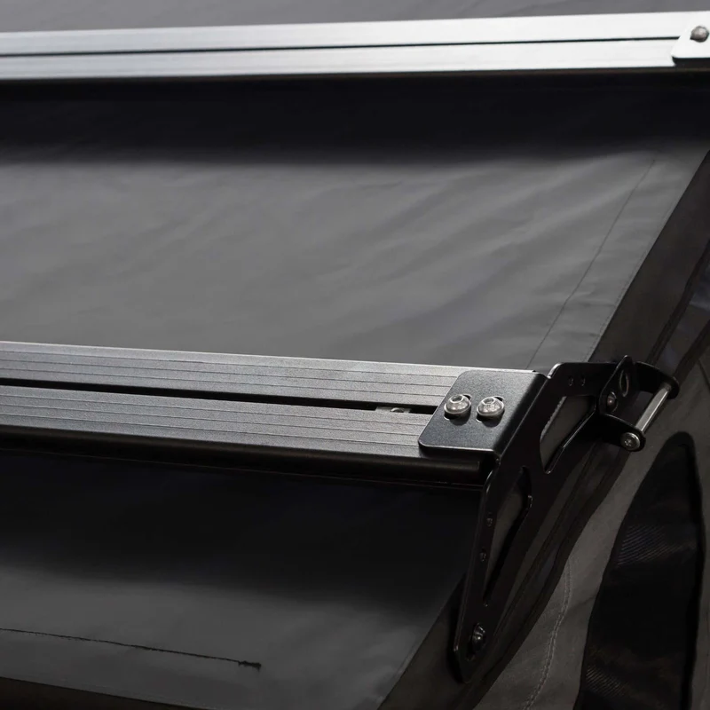 Detailaufnahme des TRIANGEL Cloud Hartschalen-Dachzelts mit Dachträger-Montageschiene